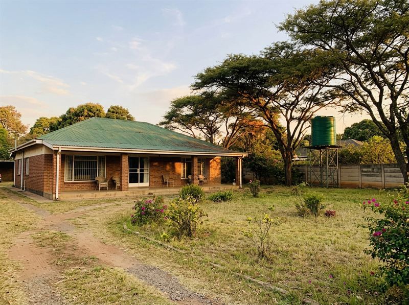 Single-storey house with a green roof in Greendale